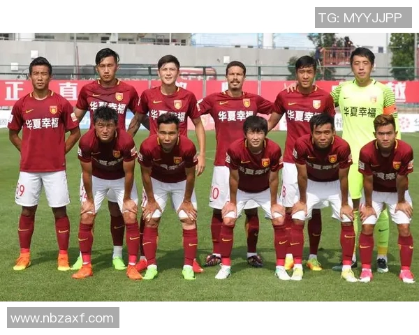 南京足球队以71分领跑精英赛积分榜展现强大实力与团队合作精神